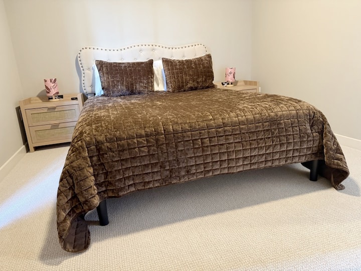 Спални соби: елегантно место за одмор со кадифена постелнина и стилски ноќни шкафчиња за совршен ноќен сон!