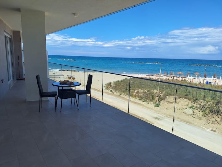 Beachfront dream – 2 Bedrooms with Wow View!