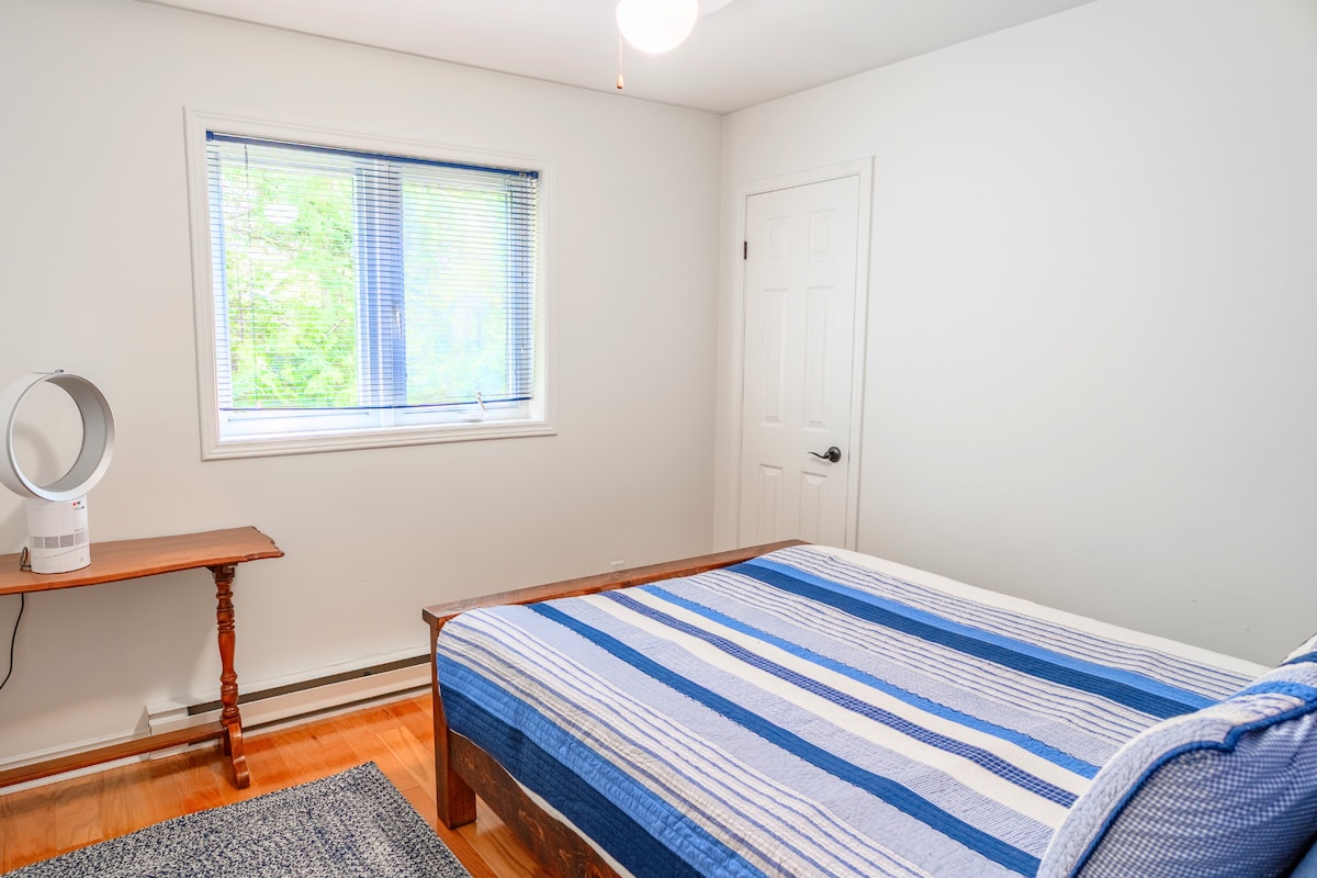 Bedroom 3 — Queen bed