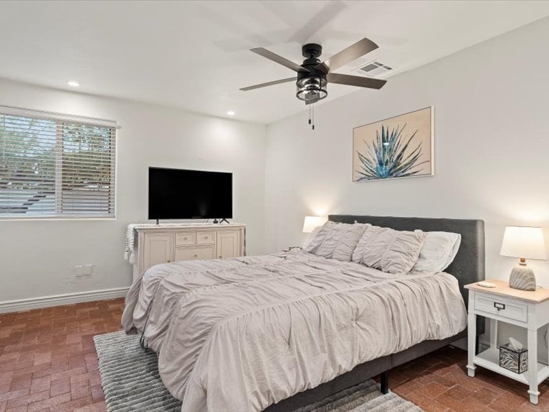 Спалнята разполага с напълно самостоятелен душ, двойна тоалетна с отделен санитарен възел + дрешник