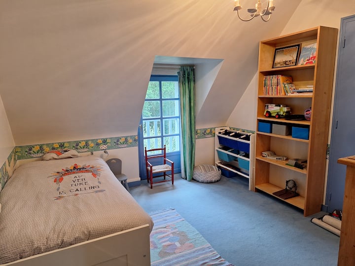 Сината соба вклучува кревет на извлекување: 1 единечен кревет, кој може да се рашири во двоен кревет (ширина 160 см) ако е потребно