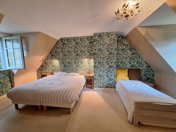 Зелената спална соба има брачен кревет (широк 180 см), како и единечен кревет. Постои можност за 4-ти кревет во оваа соба ако е потребно (единечен кревет и душек на склопување). 