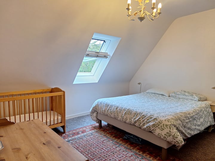 Во „Белата соба“ има брачен кревет (широк 150-179 см), како и бебешко креветче