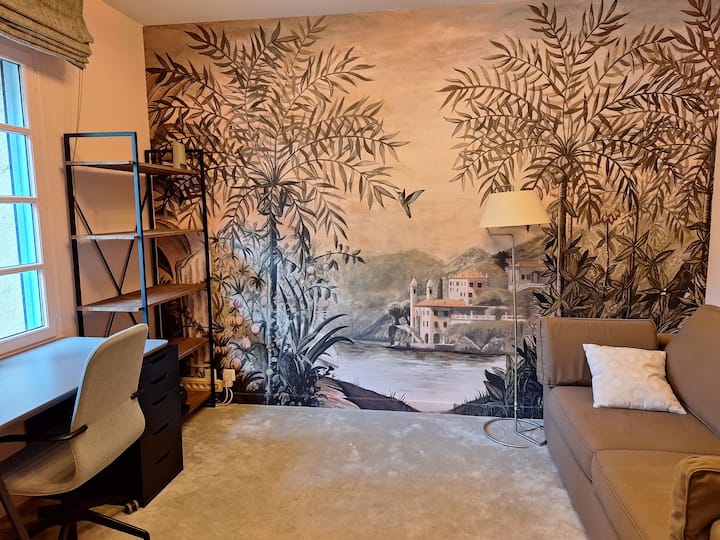 Канцеларијата на приземјето вклучува биро и стол за работа, како и кауч на спуштање кој се склопува за да се направи двоен кревет.
Веднаш до оваа соба се наоѓа бањата на приземјето (туш, мијалник и посебен тоалет) 