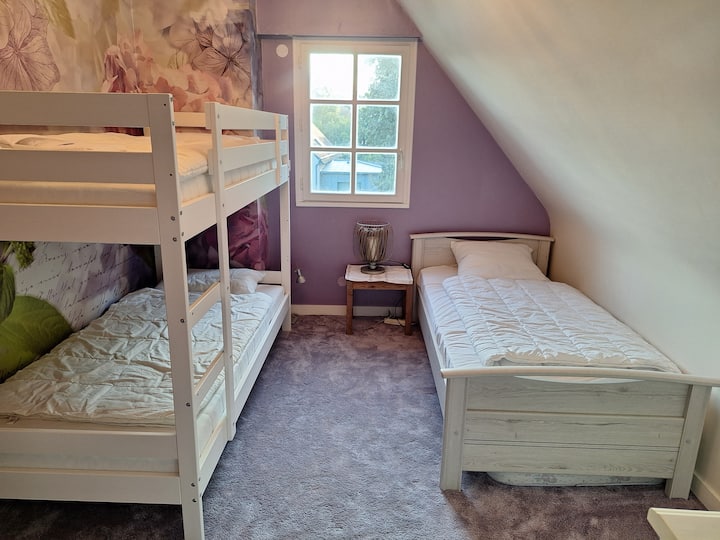 Розовата соба вклучува единечен кревет, како и кревет на спрат (2 единечни кревета)