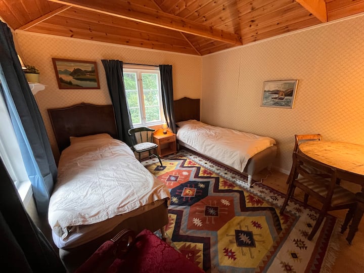 2 легла в отделна пристройка, прикрепена към къщата