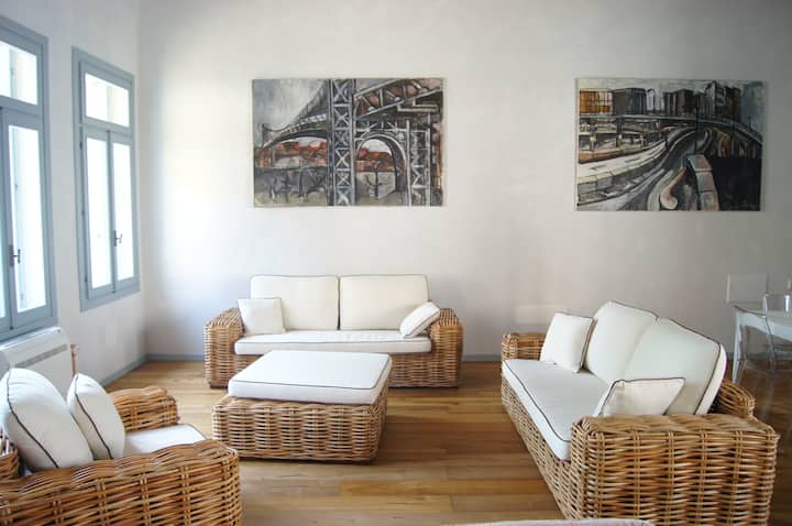 C'est un espace magnifique de plus de 70 mètres carrés qui bénéficie d'un plafond de 7 mètres de haut. La chambre contient des meubles et des œuvres d'art modernes.  