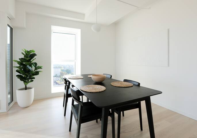 Bright City Apartment – Balcony & Panoramic Views gallery image 5