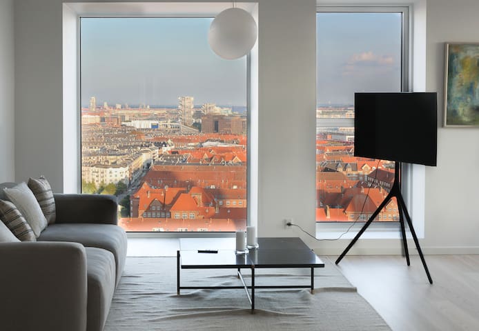 Bright City Apartment – Balcony & Panoramic Views