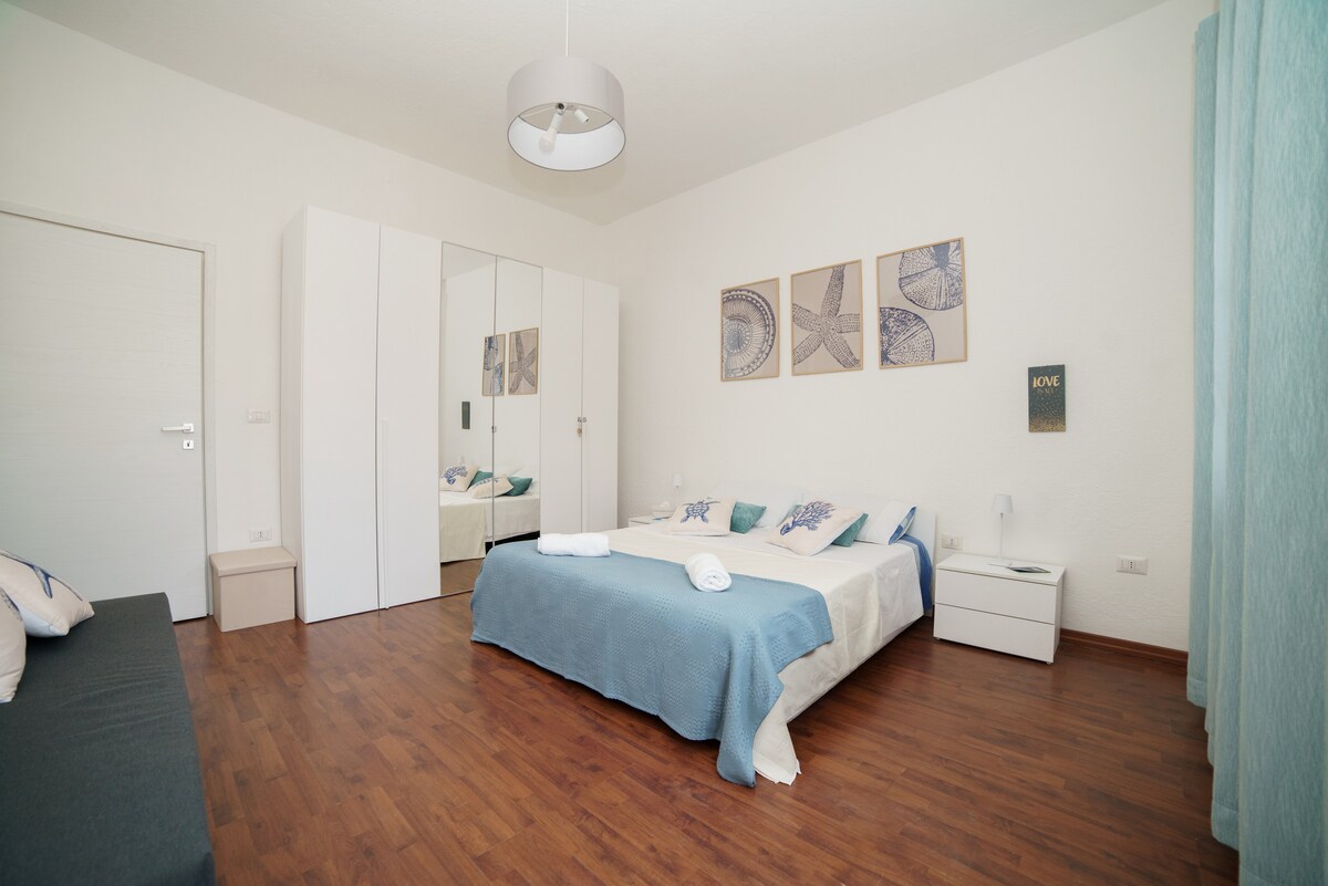 غرفة كبيرة جدًا، وهي مناسبة لاستقبال زوجين مع أي أطفال