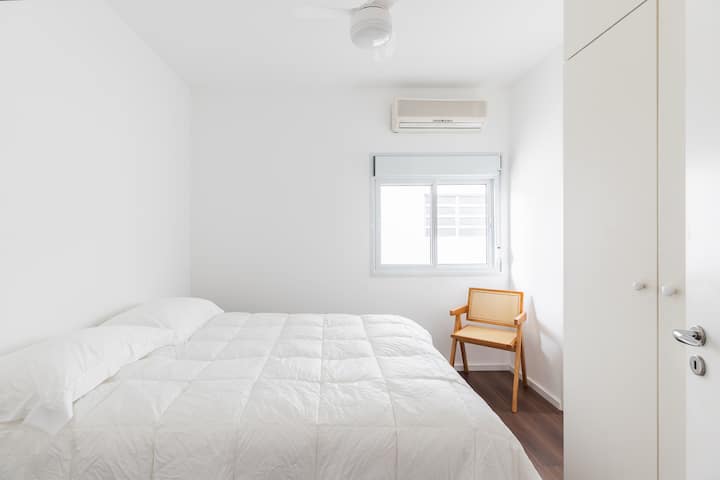 Ოთახი კონდიციონერით, ჭერის ვენტილატორითა და მყუდრო საწოლით: თერმული კომფორტი გარანტირებულია თქვენი დასვენებისთვის, ფუნქციური სივრცითა და სუფთა დეკორაციით.