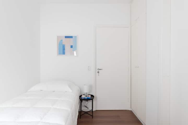 Საძინებელი ერთადგილიანი საწოლით, ჩაშენებული კარადა და მინიმალისტური გაფორმება: იდეალურია მათთვის, ვინც ეძებს ინდივიდუალურ, კომფორტულ და კარგად ორგანიზებულ სივრცეს.