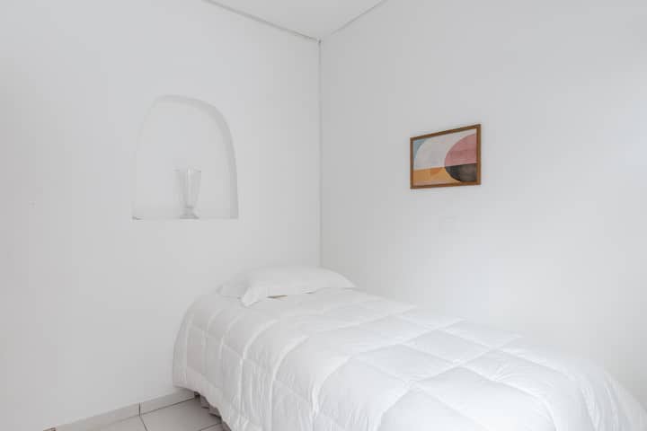 Ერთადგილიანი ოთახი მინიმალისტური დეკორითა და ნიშის დეტალებით კედელზე: მარტივი და მყუდრო ვარიანტი მათთვის, ვისაც სტუმრობისას კომფორტი და განმარტოება სურს.