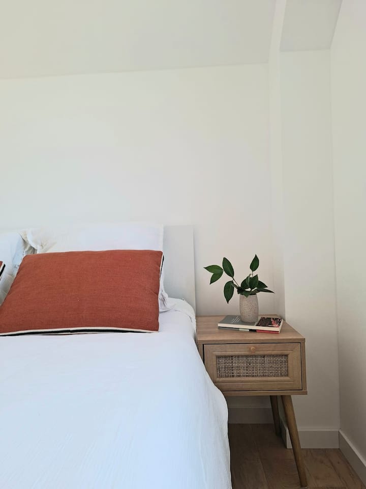 Útulná izba s prírodnou výzdobou pre pokojný spánok.