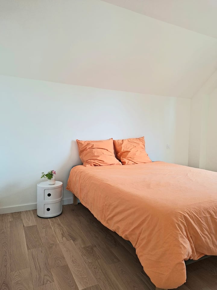 Čistá spálňa pre teplú a pokojnú atmosféru.