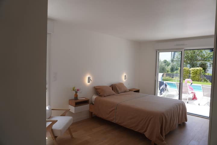 Priestranné a pohodlné s priamym prístupom na terasu a k bazénu.