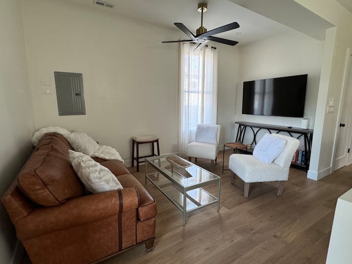 Sleek Avondale Condo Spa Bath Kng+qn Beds +Garage - 시카고