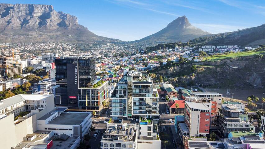 Luxury 2BR Sky Suite | City Views & Prime Location gallery image 5