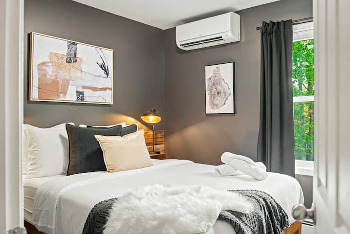 Acogedora habitación de huéspedes en Long Pond, Pensilvania: cuenta con una lujosa cama tamaño queen, una pared de acento melancólica, obras de arte modernas y una unidad de mini split personal para una comodidad personalizada.
