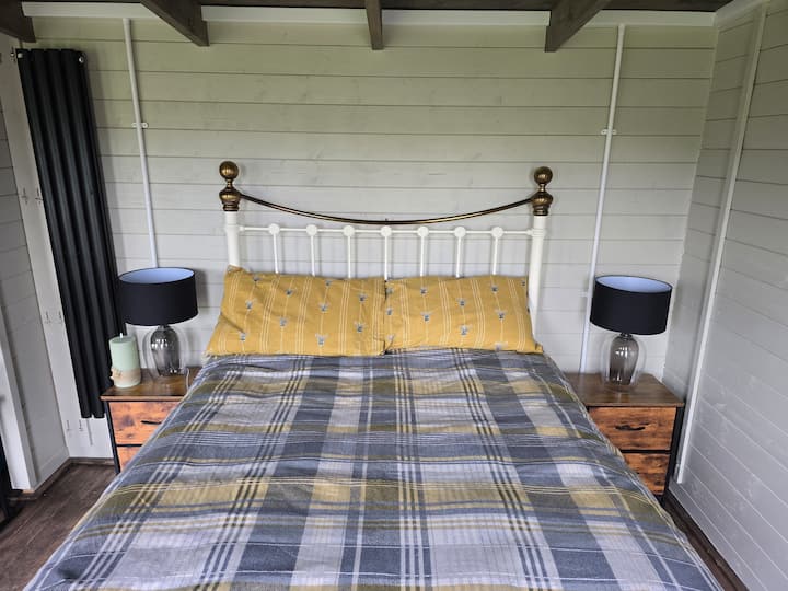 Log Cabin With Hot Tub And Views - Yorkshire