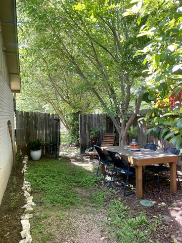 Dreamy, Lush Retreat in South Austin gallery image 4
