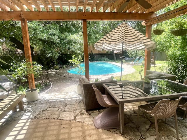 Dreamy, Lush Retreat in South Austin