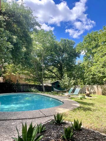 Dreamy, Lush Retreat in South Austin gallery image 3