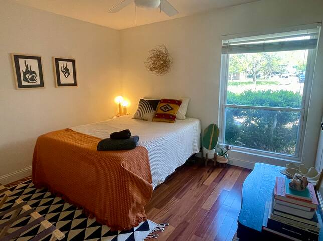 Dreamy, Lush Retreat in South Austin gallery image 5