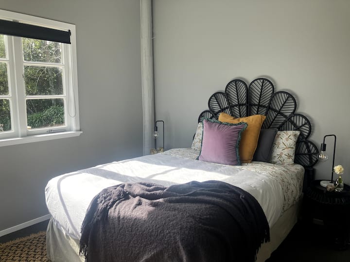 מזרן קינג סייז חדש ומיטה בחדר השינה הקדמי הפונה מערבה