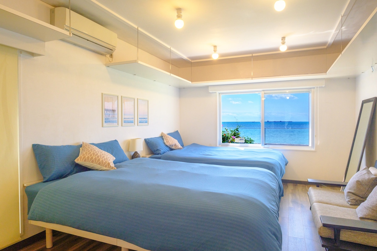 ベッドルーム①（昼間）/Bedroom #1 with a beautiful view. 2 double sized beds available 