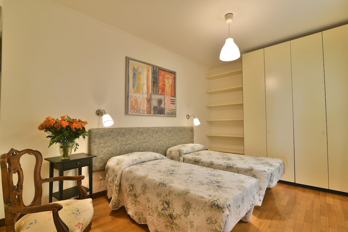 Habitación con 2 camas individuales (con la posibilidad de unirlas para tener una segunda cama doble) y armario grande