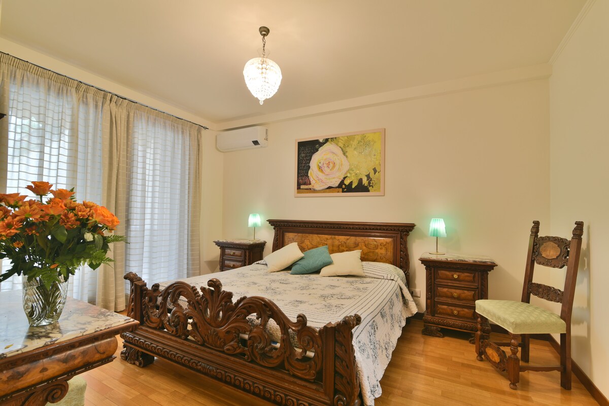 gran dormitorio doble con baño privado y terraza