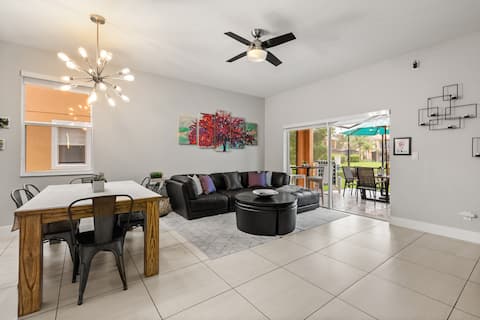 Top Airbnb: 4BR Lakefront Home•3 mi to Disney•Walk to Old Town in Celebration