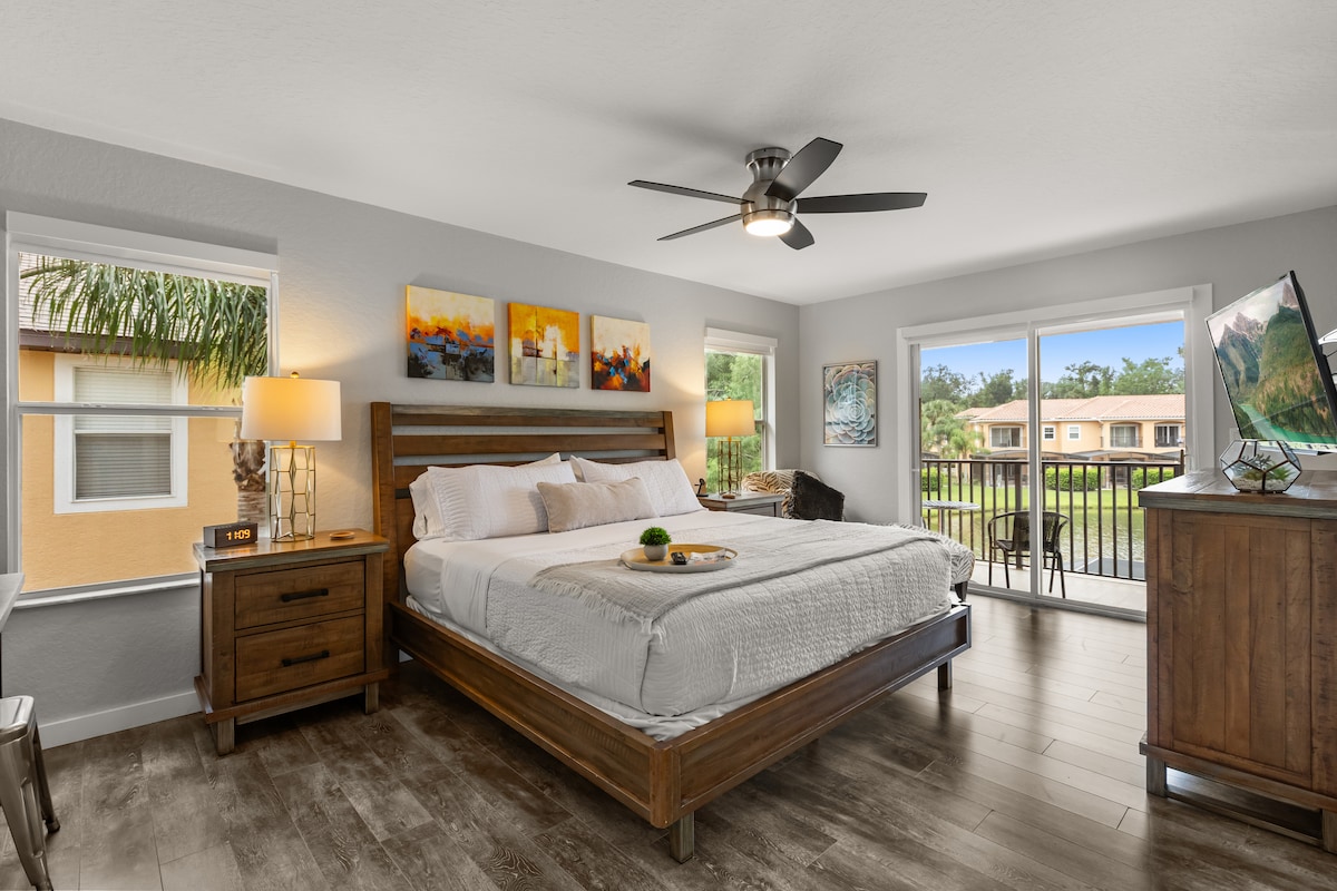 Glavna spavaća soba s bračnim krevetom i balkonom s pogledom na jezero