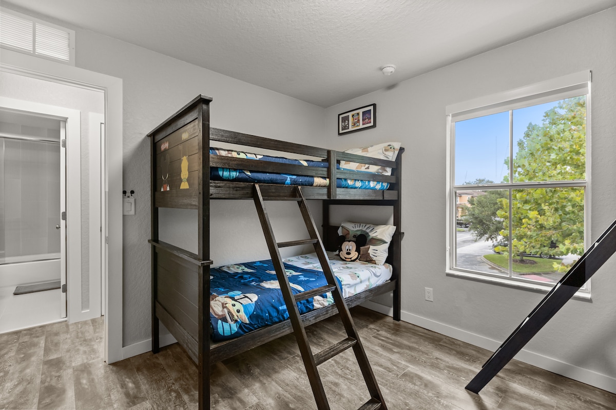 Dvokrevetna soba s krevetima na kat za djecu