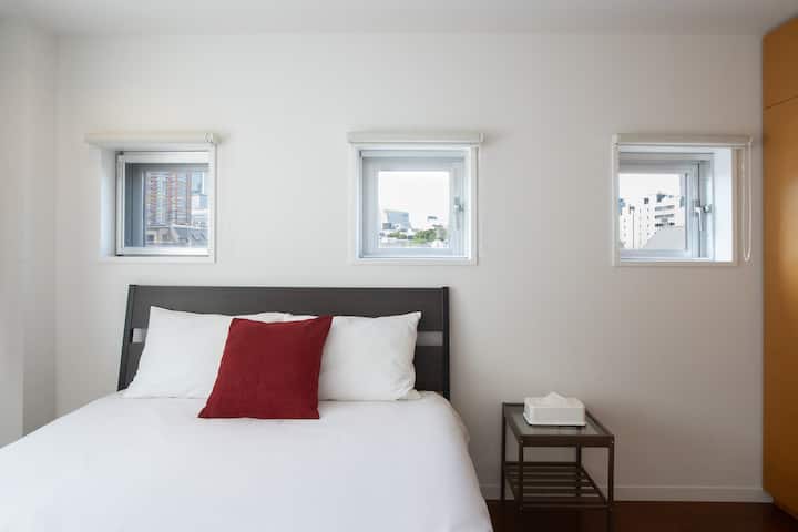 غرفة نوم في الطابق السفلي مع سرير مزدوج/ 1階のベッドルーム （ダブルベッド 1台 ）