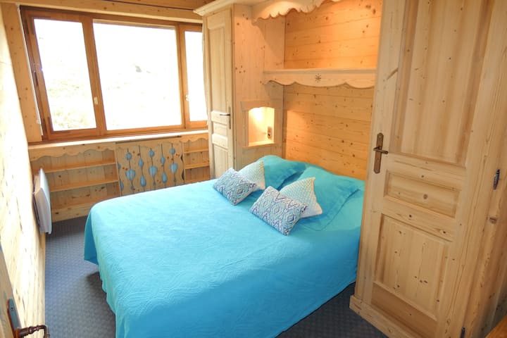 Dhomë gjumi 160 x 200 krevat dopio i bollshëm dhe i rehatshëm me gardërobë dhe dollapë Jorganë për krevat dopio, jastëkë dhe dyshekë me jastëk. Një dhomë gjumi e ngrohtë për netët restauruese.