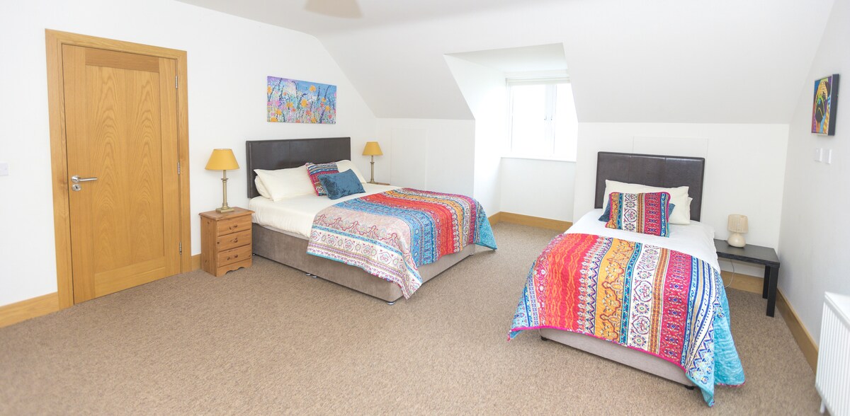 غرفة نوم بحمام داخلي مع سرير بحجم كوين (5 أقدام) وإطلالة على البحيرة