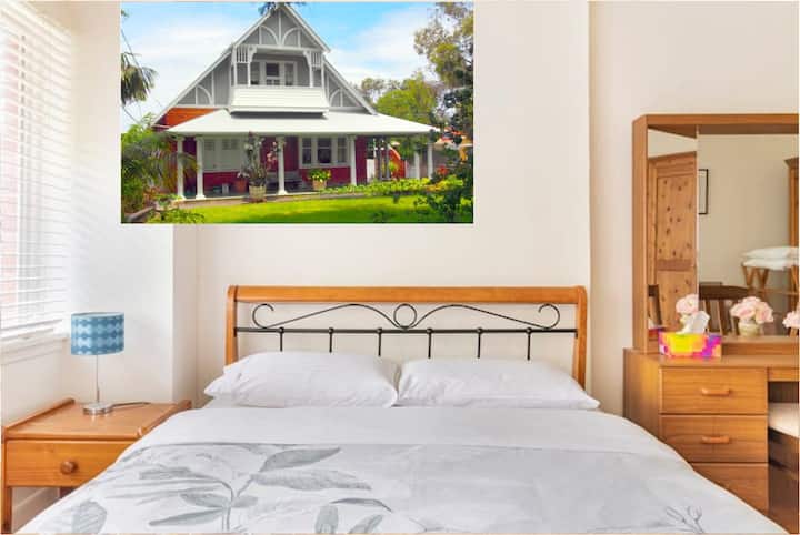 Habitación principal con cama tamaño queen