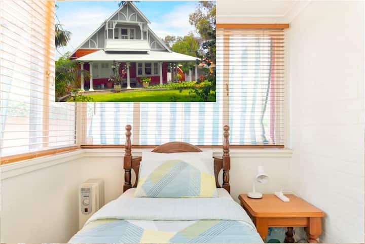 Dormitorio 2 con cama individual.