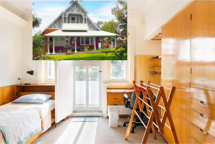 Dormitorio en la planta superior con 2 camas individuales y balcón