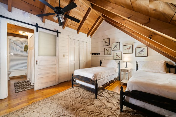 开放式阁楼卧室3张单人床