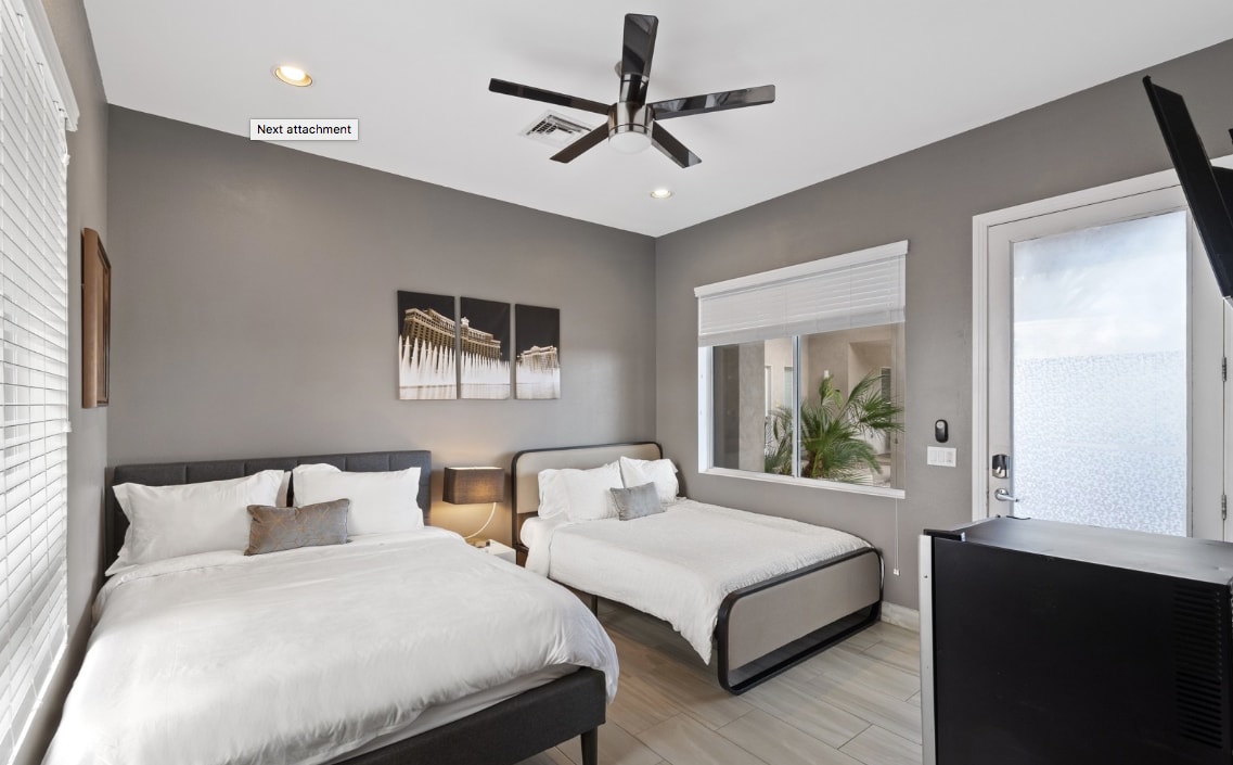 เตียงควีนไซส์ 2 เตียงทางเข้าส่วนตัวตู้เสื้อผ้าแบบวอล์คอินสมาร์ททีวีแอลอีดีขนาดใหญ่ห้องน้ำในตัวเครื่องทำความร้อนและทำความเย็น HVAC ส่วนตัว
รวมเตียงคู่แบบโรลเลอร์
