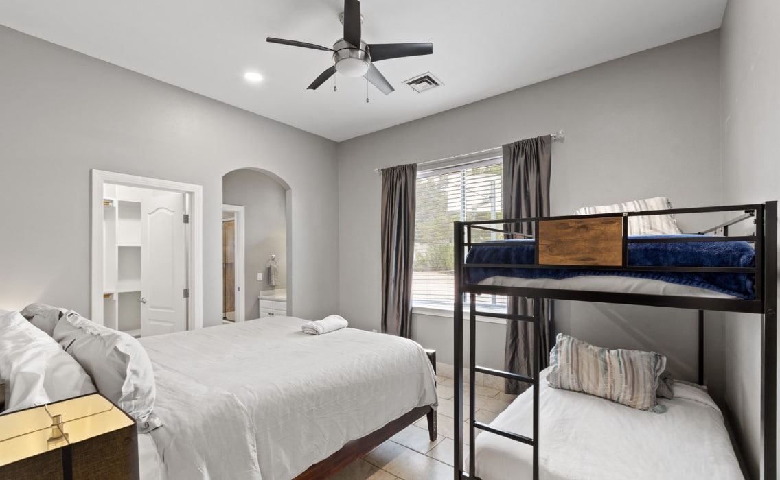 เตียงควีนไซส์ 1 หลังและเตียงสองชั้นรวม 3 เตียงในห้องนี้