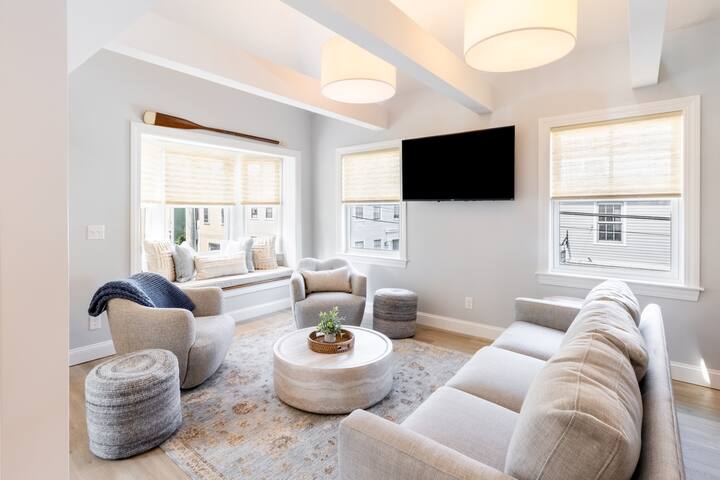 Condo w/Spiral Staircase to Loft, Perfect for Kids gallery image 2