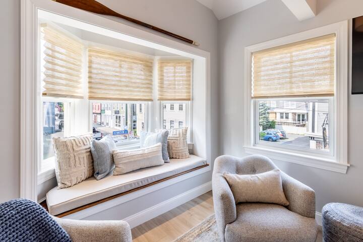 Condo w/Spiral Staircase to Loft, Perfect for Kids gallery image 5