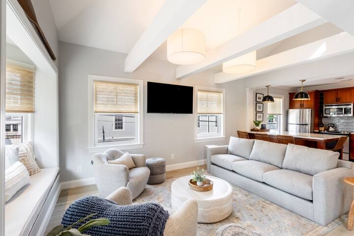 Condo w/Spiral Staircase to Loft, Perfect for Kids gallery image 3