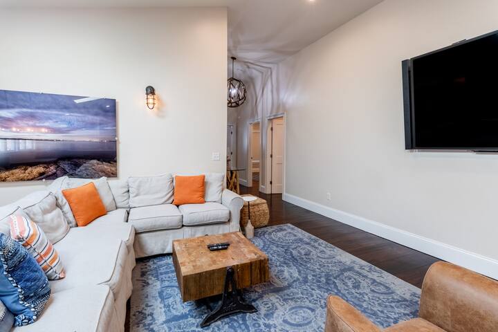 Enjoy Entertaining in this Spacious Updated Condo gallery image 2