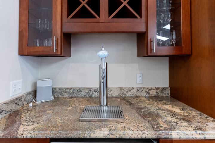 Enjoy Entertaining in this Spacious Updated Condo gallery image 5