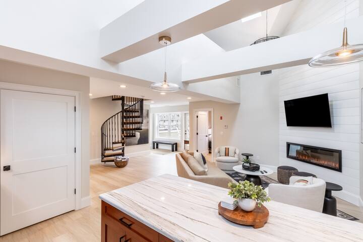 2 Bedrooms w/Loft & En-Suite Baths, Walk to Harbor gallery image 3